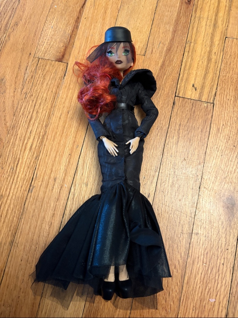 Madame Alexander Black Widow Fan Girl Colletible.